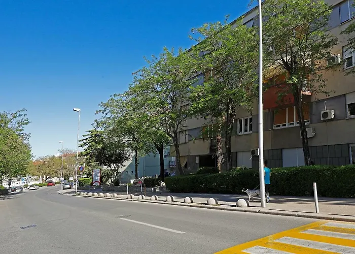 Apartment B&J Very Near Center Of Town
